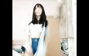 与 Sultry Japanese Sweetheart Reveals Tempting Tits Sparks Desire