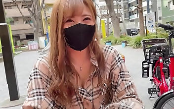 女人 Shizuka Misaka Teases Her Curves Before Steamy Bedtime