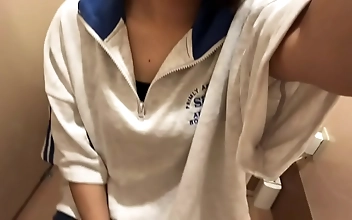 宝贝 Perky Reina Nishio Tempts Two Dicks Live On