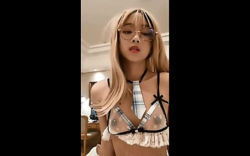 高潮 Teen Tempts With Her Amazing Curves and Naughty