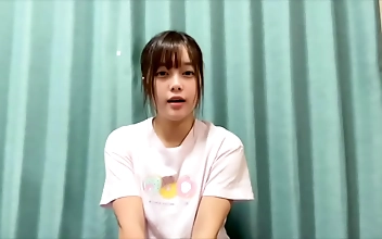 宝贝 Seductive Asian Beauty Lures You In for a