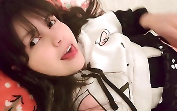 女人 Seductive Japanese Beauty Gives Jaw-Dropping Blowjob & Swallows