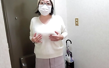 偷拍 Sizzling MILF Tempts in Seductive Lingerie Showdown Delight
